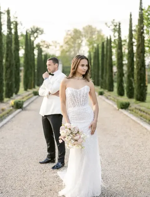 Couple dans l'allée