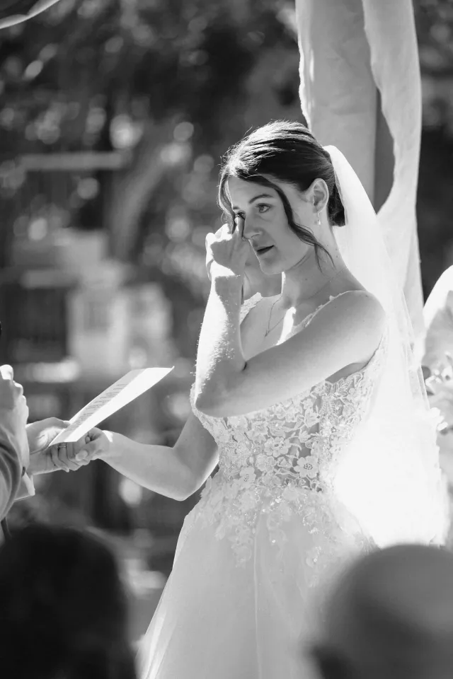 Portrait de la mariée pendant la cérémonie