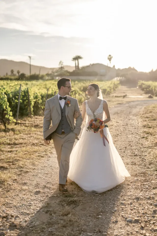 Danni et Connor marchent entre les vignes du Château des Anglades