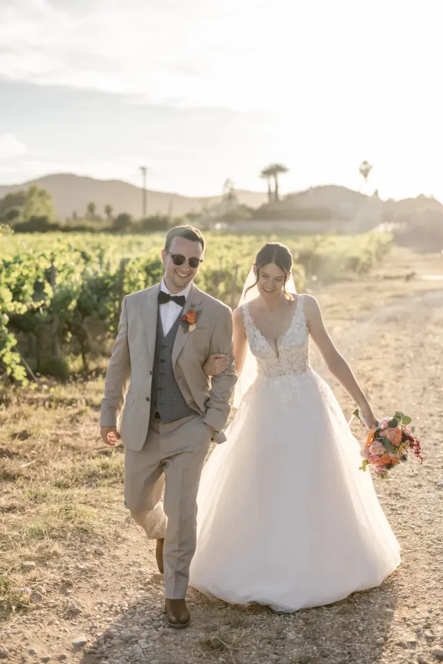 Portrait de couple sur le chemin du domaine viticole
