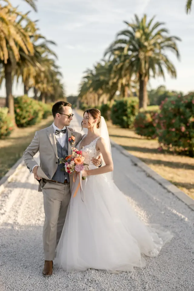 Le marié porte la mariée en riant