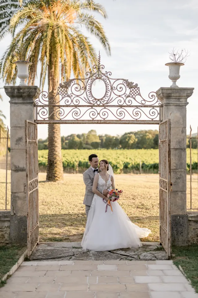 Danni et Connor devant les grilles du Château des Anglades