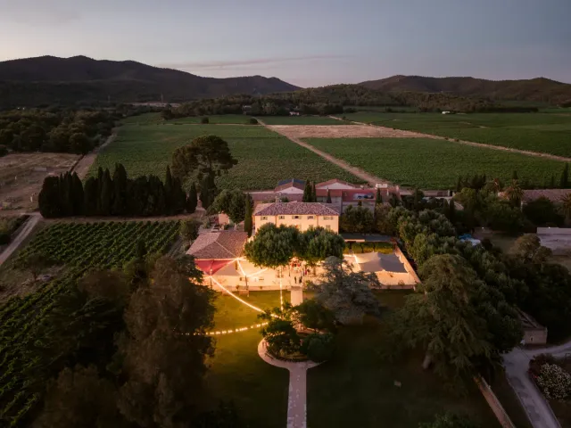 Vue aérienne du Château des Anglades au crépuscule