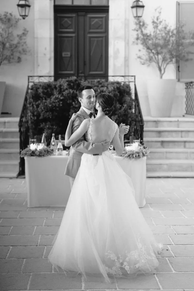 Portrait des mariés sur les marches de la bastide, en soirée