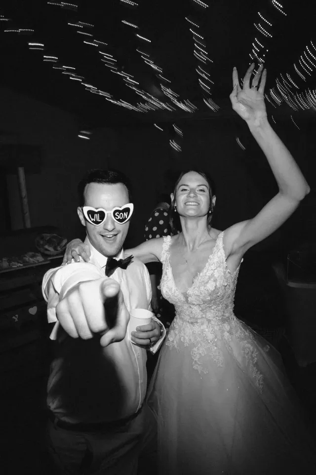 Danni et Connor dansent pendant la soirée
