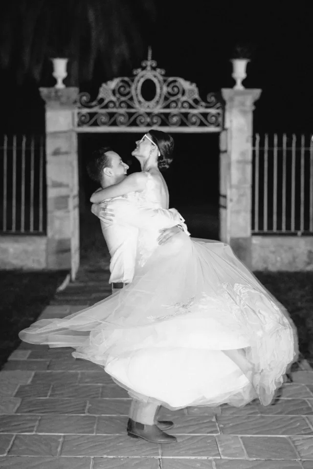 La mariée virevolte sous la grille du Château des Anglades