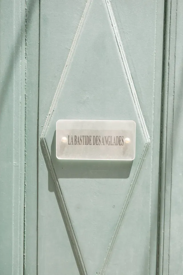 Détail d'une porte provençale au Château des Anglades