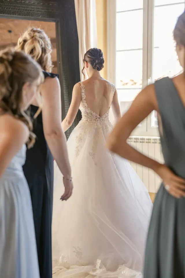 La mariée entourée de ses demoiselles d'honneur