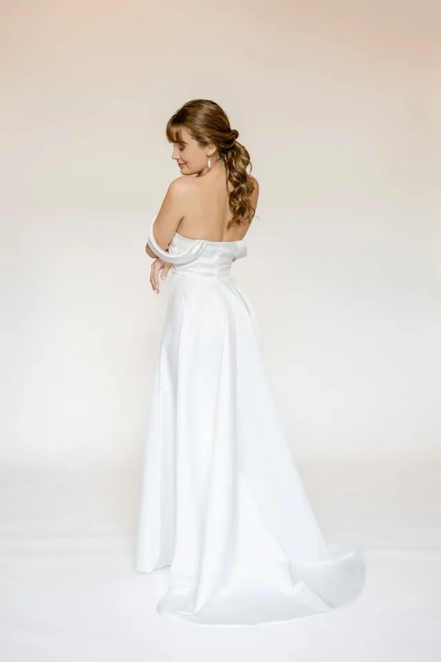 Robe de mariée Lolette détail tissu lin et lumière naturelle