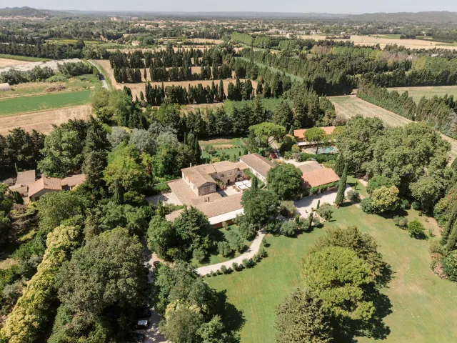 Vue aérienne du Mas des Comtes de Provence et de son parc