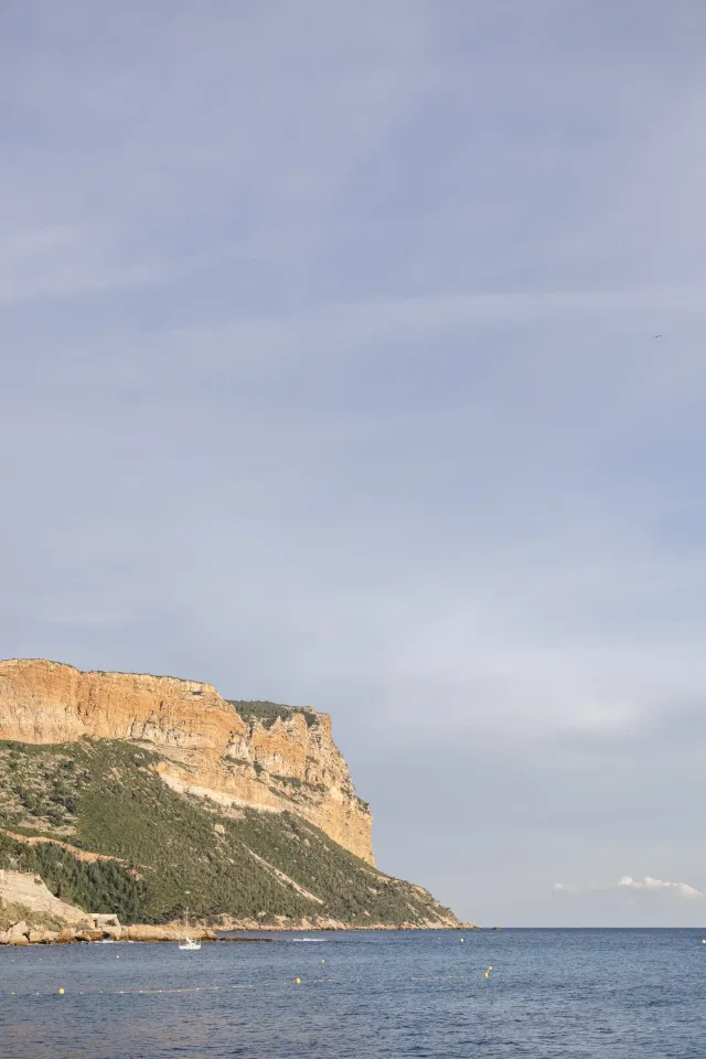 Falaises blanches et mer au large de Cassis