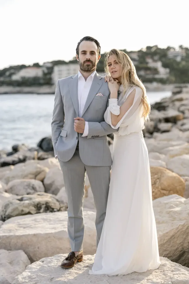 Portrait du couple au bord de l'eau près de Marseille