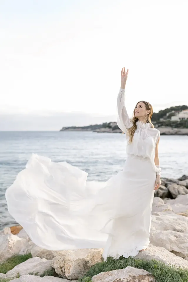La mariée sur les rochers, voile porté par le vent