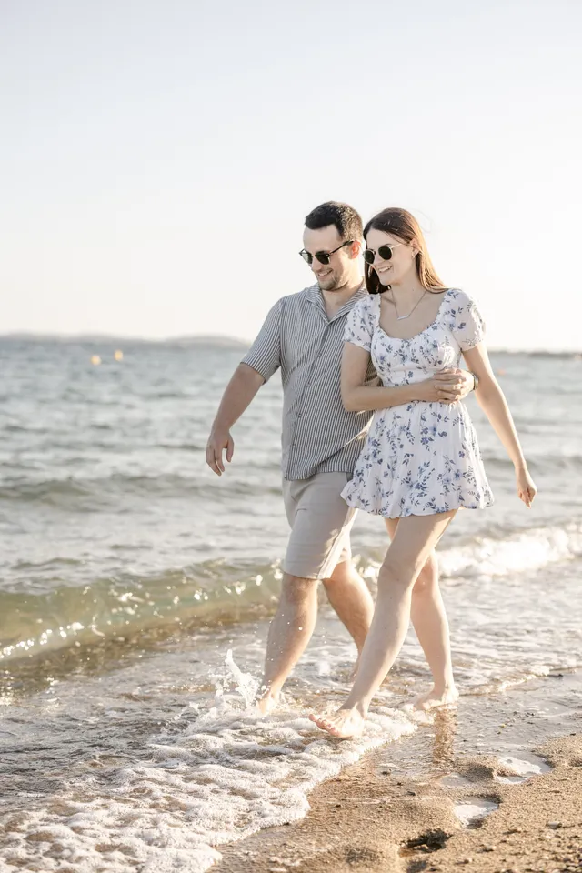 Séance couple pieds dans l'eau dans la baie de Giens, Hyères