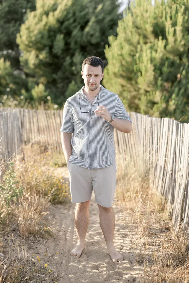 Connor sur le sentier de sable entre les ganivelles, Salins de Hyères