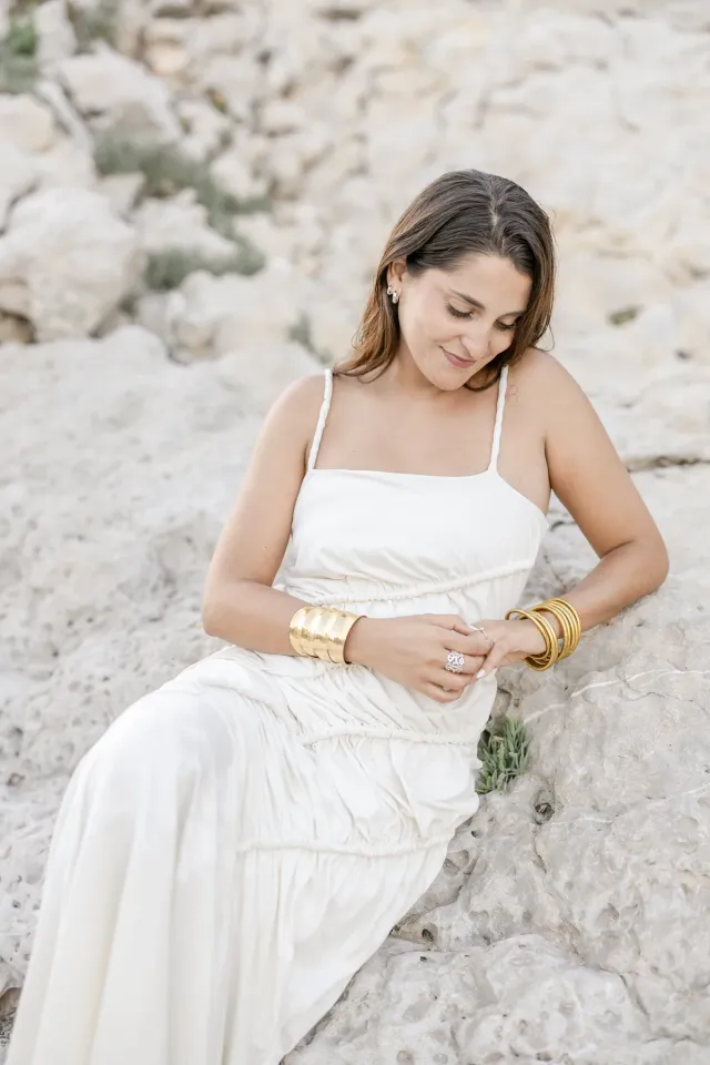 Portrait de mariée en robe fluide sur les rochers de Sausset-les-Pins