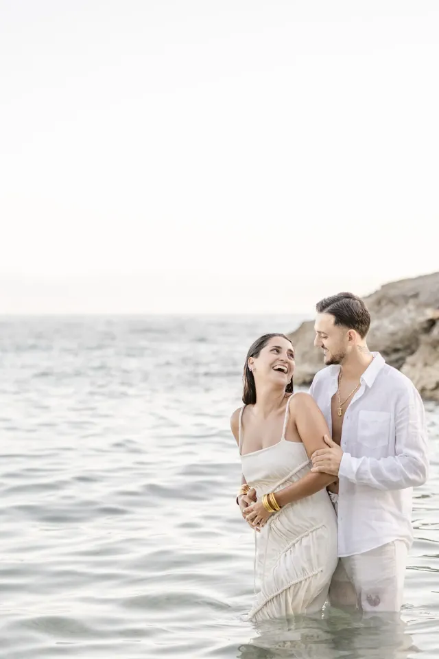 Couple qui se baigne habillé pendant leur séance engagement à Sausset-les-Pins