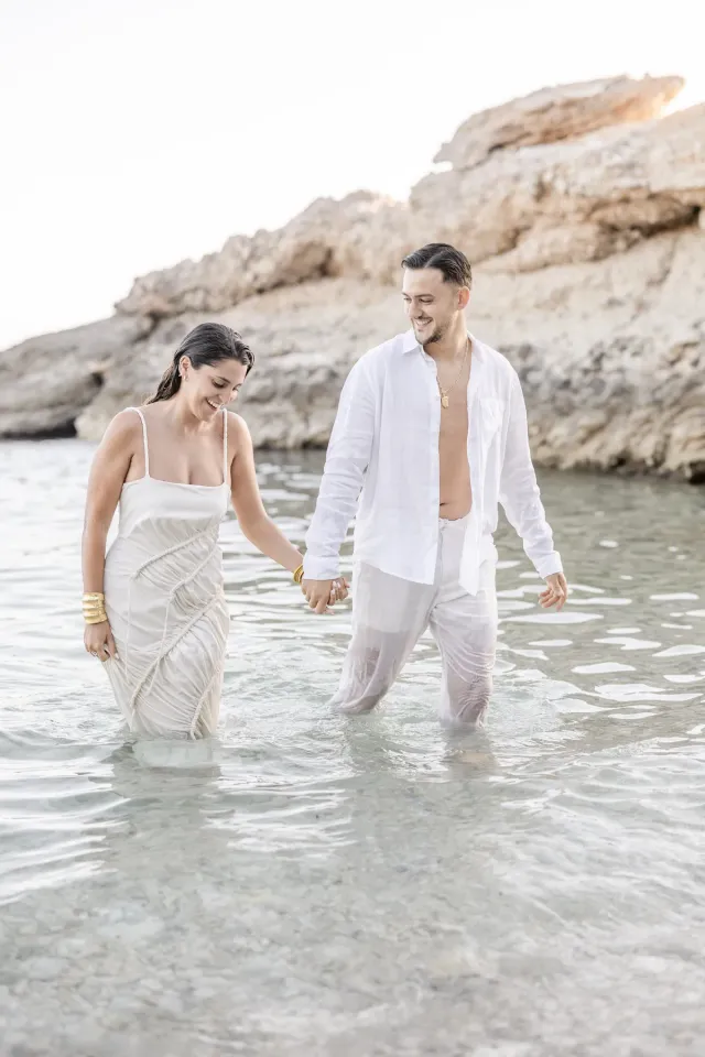 Futurs mariés dans l'eau lors de leur séance couple en Provence