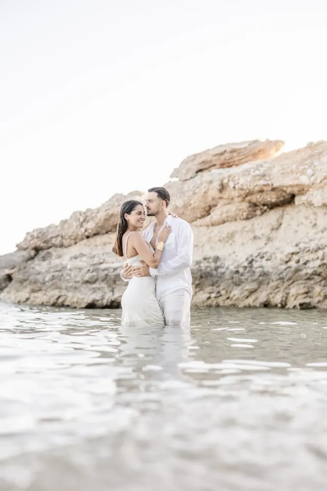 Complicité dans l'eau pendant une séance engagement bord de mer