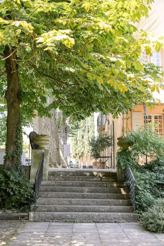 Cour intérieure en pierre d'un domaine aixois