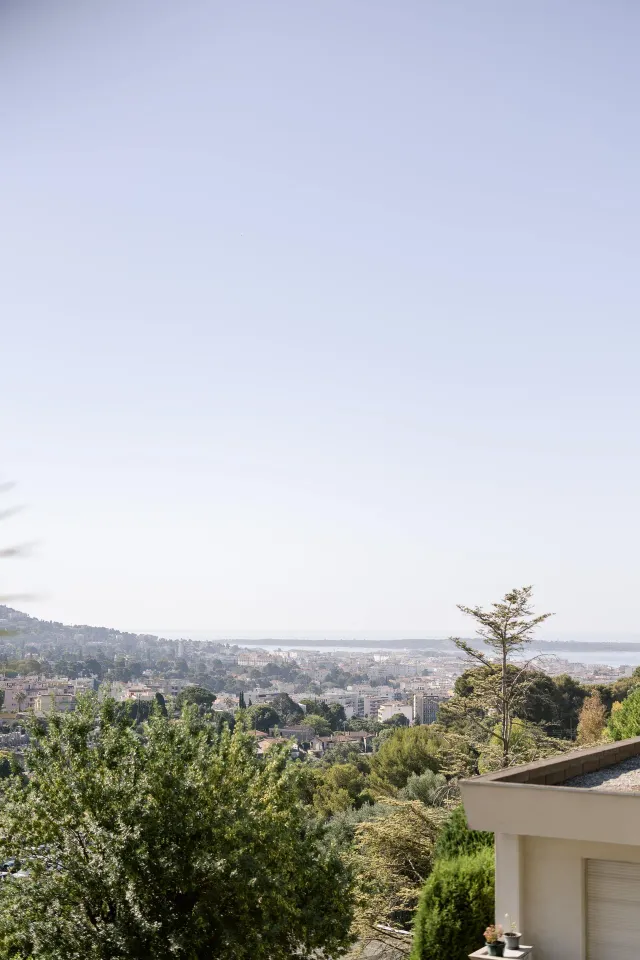 Panorama sur les collines et la baie depuis les hauteurs de la Côte d'Azur