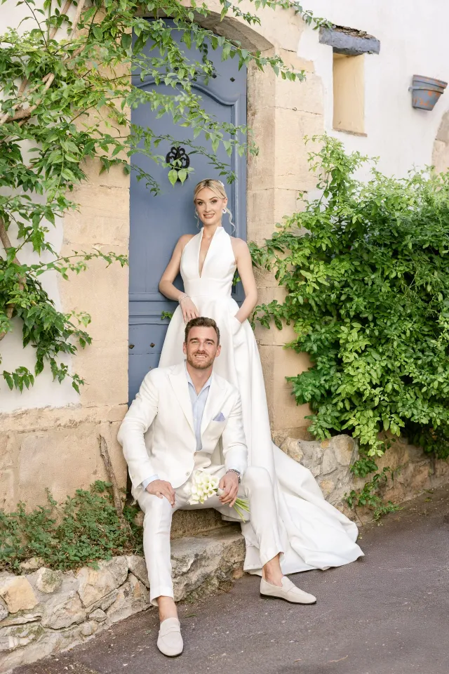 Portrait du couple dans une ruelle fleurie du village