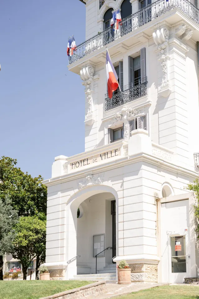 Façade de la mairie de Cagnes-sur-Mer pavoisée pour la cérémonie civile