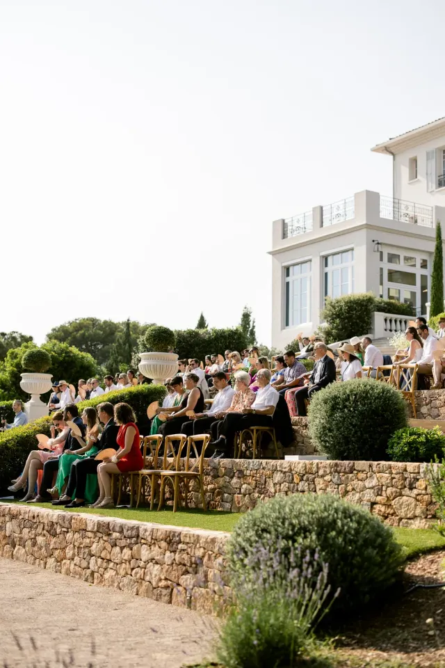 Cérémonie en extérieur au Castel Bay, invités face à la villa et à la baie