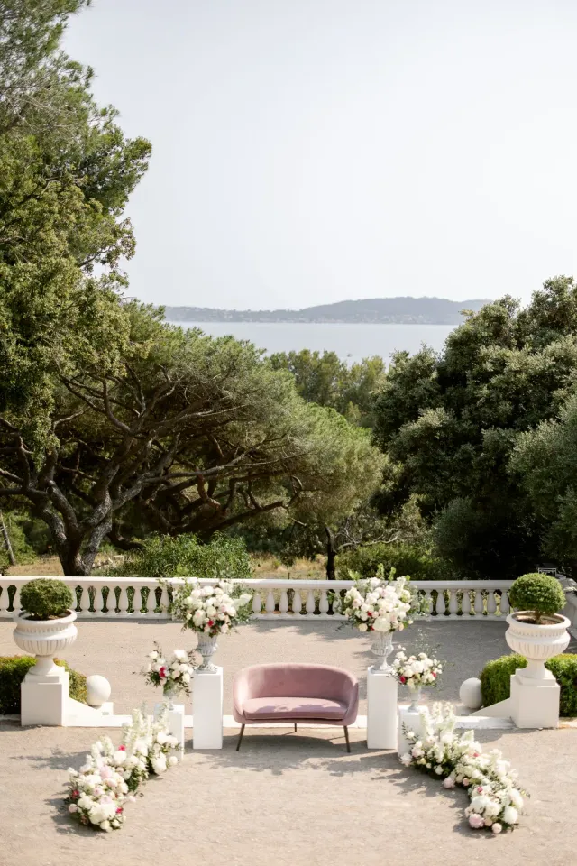 Terrasse fleurie du Castel Bay ouverte sur la Méditerranée et les îles d'Or