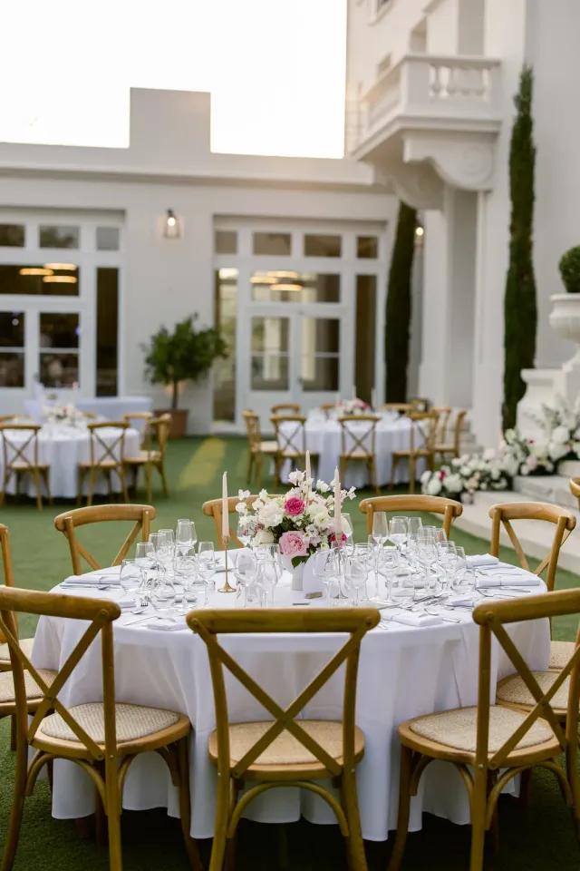 Tables de réception dressées en terrasse au Castel Bay à Hyères