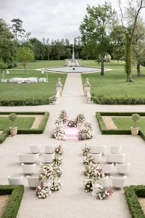 Cérémonie dressée dans les jardins à la française du Château de Tourreau