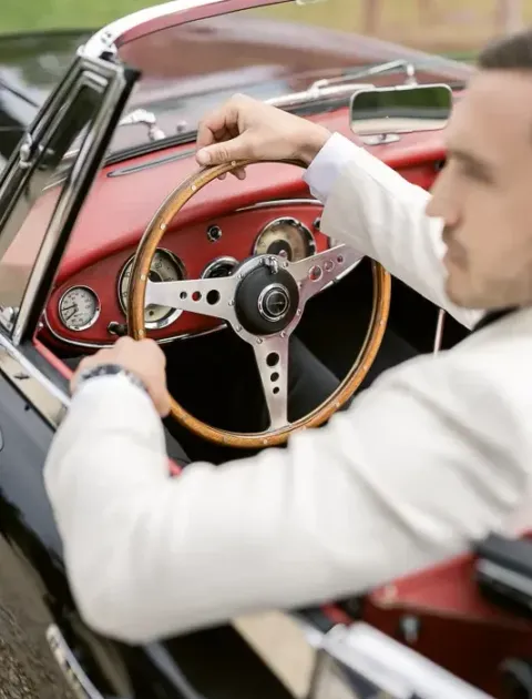 Le marié au volant d'un cabriolet ancien, détail du tableau de bord