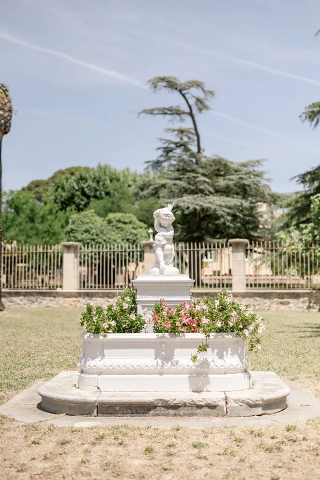 Statue et bassin fleuri dans le parc du domaine