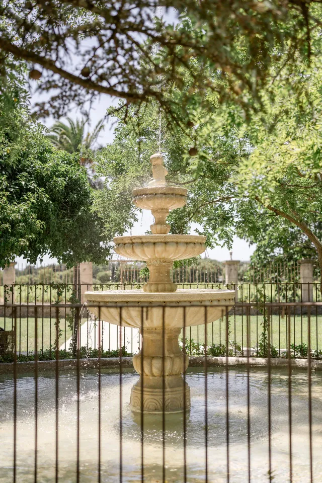 Façade rose du Château des Anglades et ses volets vert d'eau