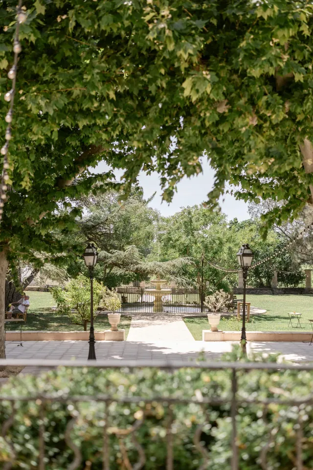 Terrasse ombragée ouverte sur le parc du Château des Anglades