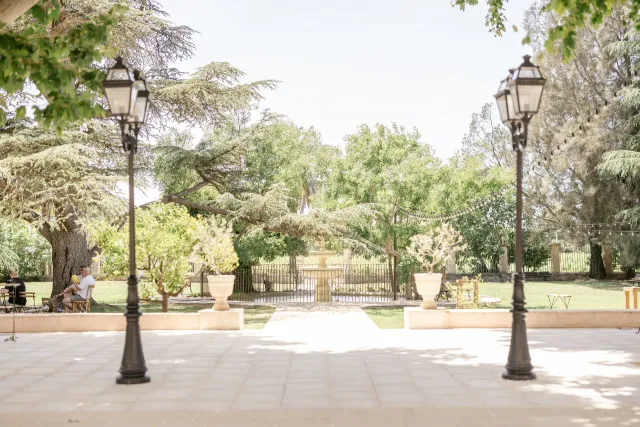 Allée pavée bordée de lampadaires dans le parc