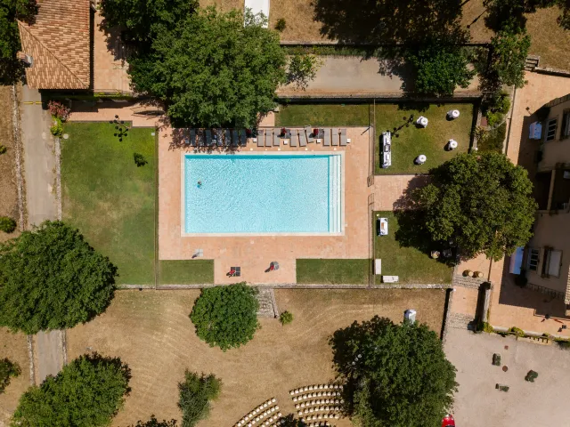 Piscine du domaine vue du ciel, entourée d'arbres