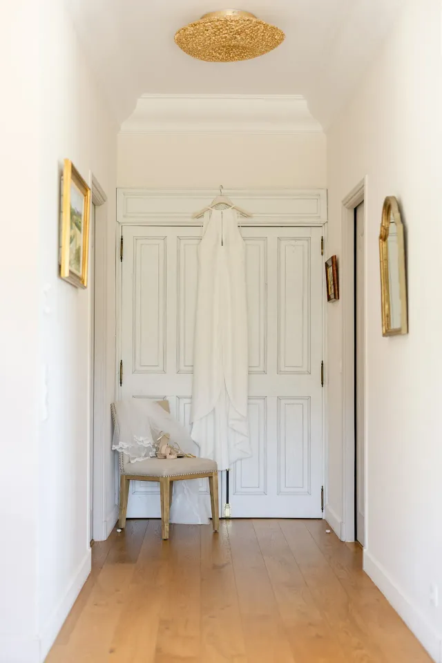 Chambre des préparatifs, portes anciennes et lumière naturelle