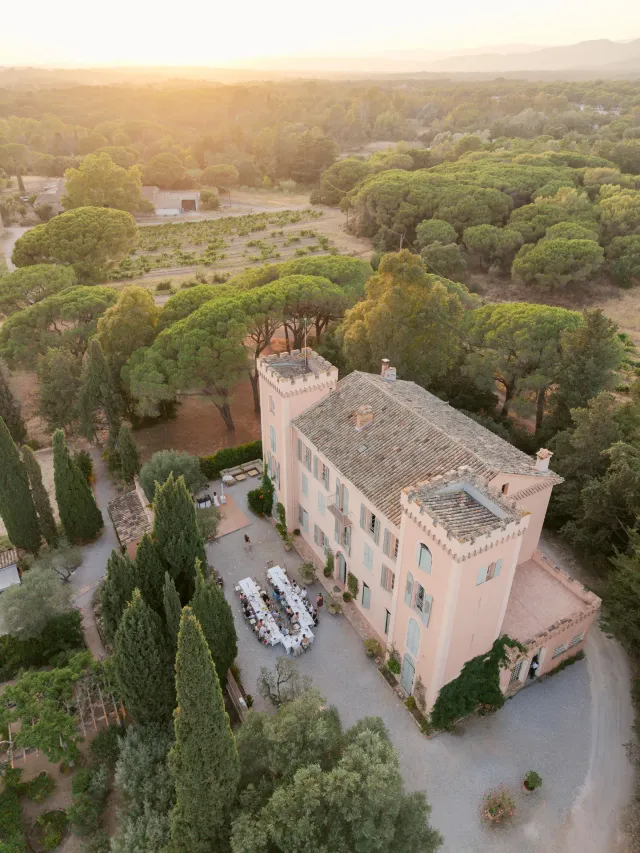 Vue aérienne d'un domaine varois entre pinède et vignes
