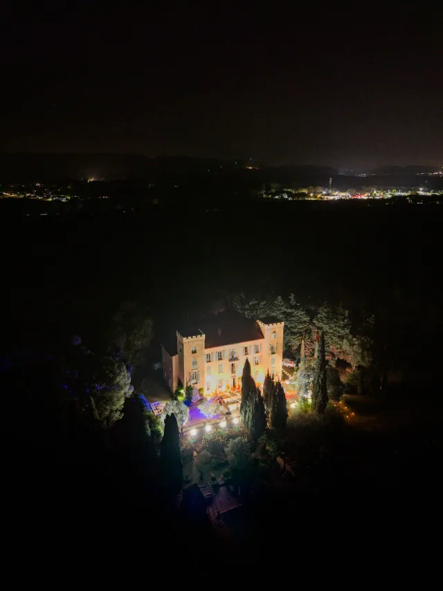 Le château illuminé de nuit, vue aérienne sur la baie