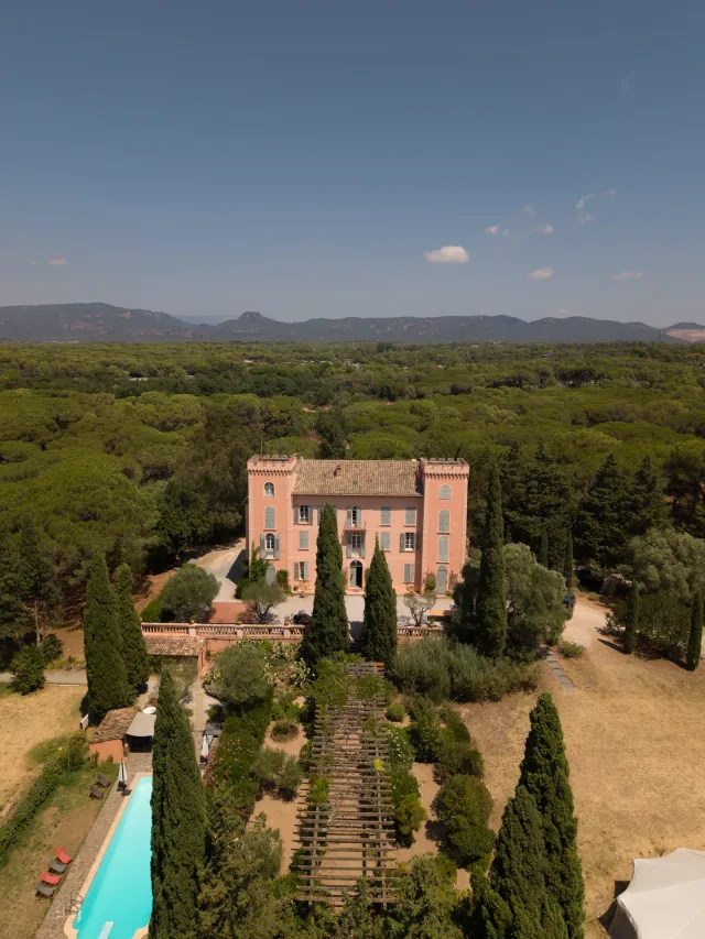 Le domaine vu du ciel, pinède et collines du Var