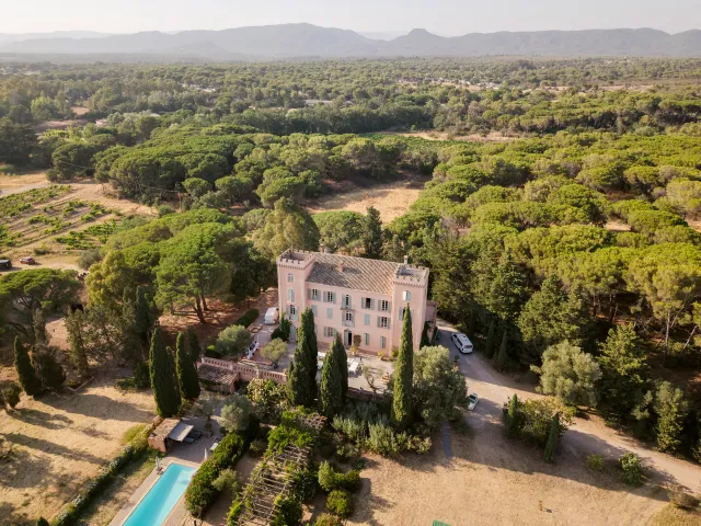 Vue aérienne du château, de sa piscine et de ses jardins