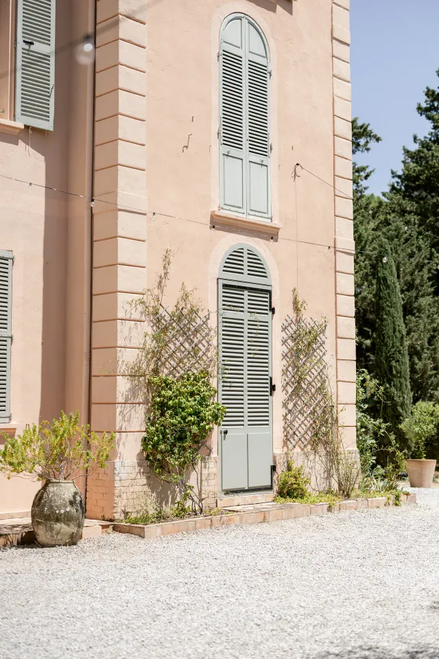 Façade ocre et volets vert d'eau d'un château varois