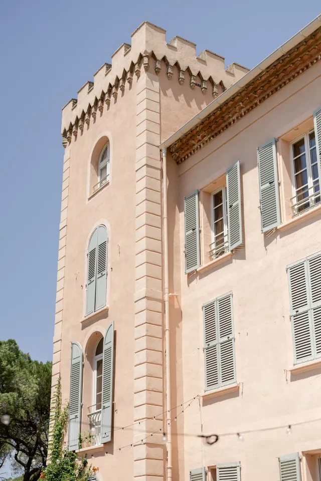 Façade ocre et volets bleus du Château de Vaucouleurs à Hyères