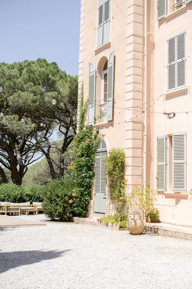Terrasse ombragée devant la façade du château