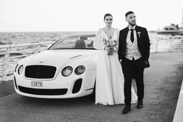 Les mariés devant une Bentley blanche à Monaco, photographie en noir et blanc