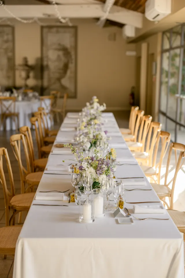 Longue table de réception dressée dans la salle voûtée