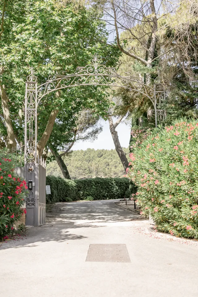 Allée fleurie menant au parc du domaine