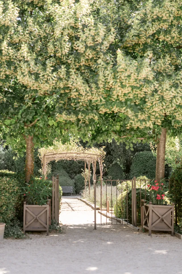 Tonnelle fleurie et jardin clos du Château la Tour Vaucros