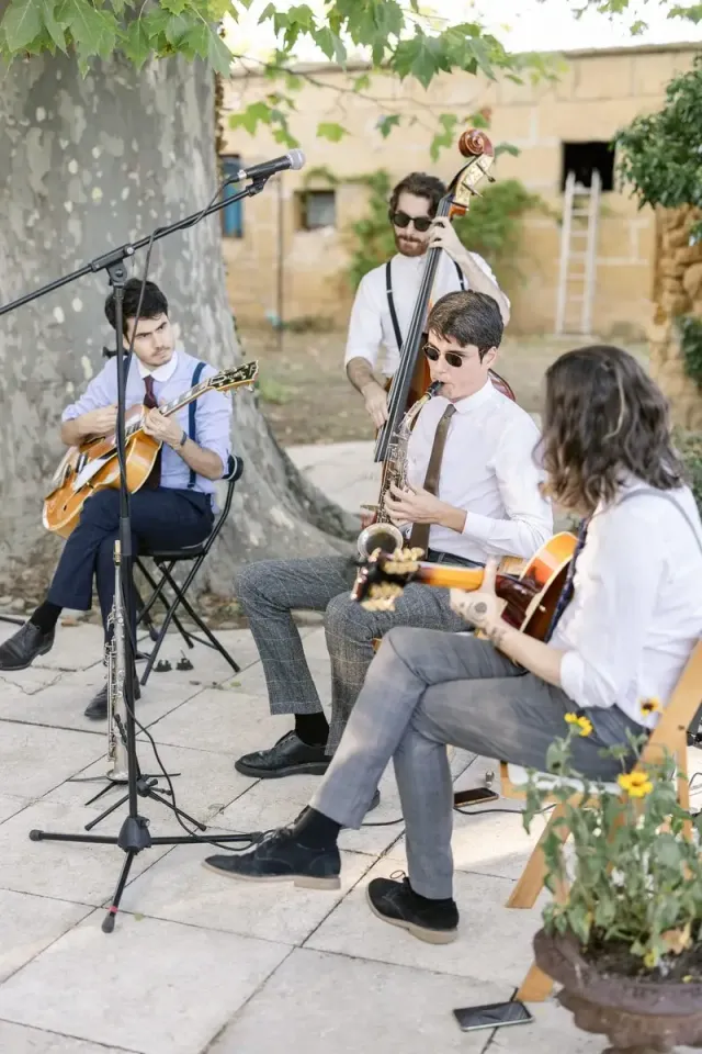 Trio de jazz manouche jouant sous un platane pendant le cocktail d'un mariage en Provence